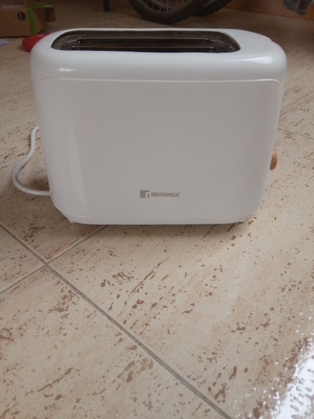 Tostadora Bergner blanca. 2 ranuras