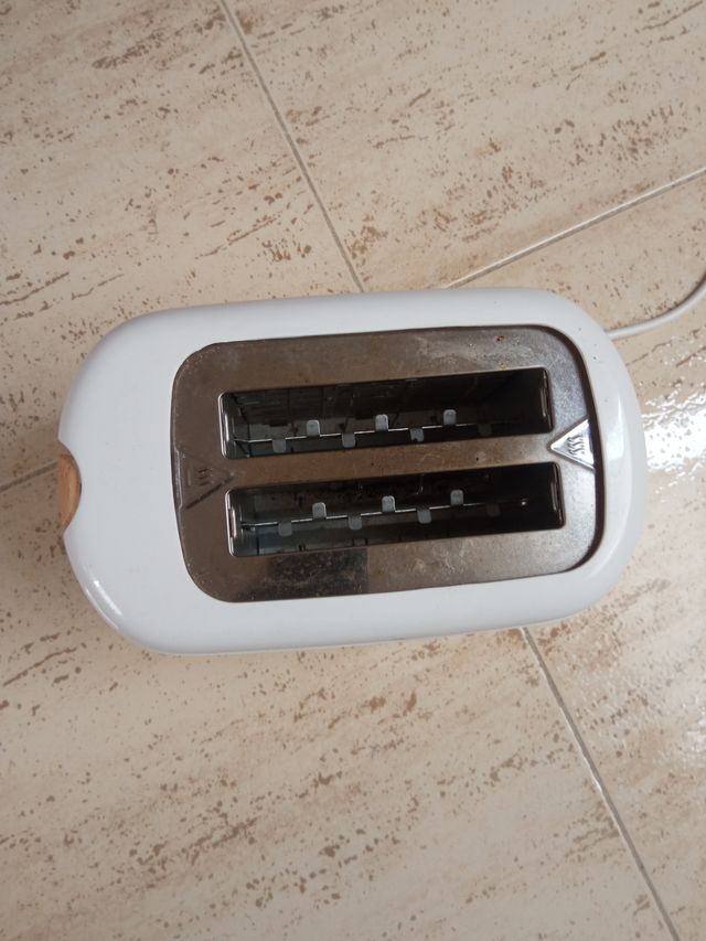 Tostadora Bergner blanca. 2 ranuras