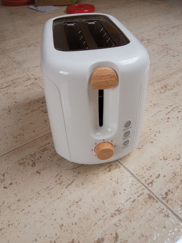 Tostadora Bergner blanca. 2 ranuras