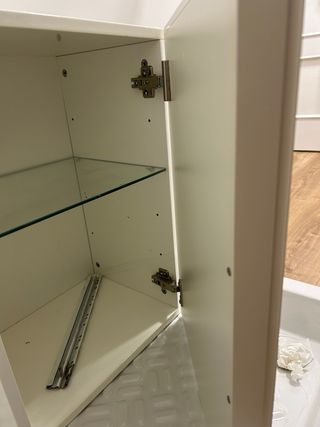 Armario de pared en color blanco brillo