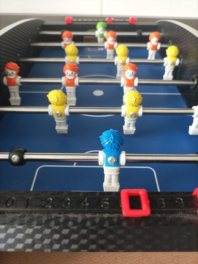 Mini futbolín con forma de coche