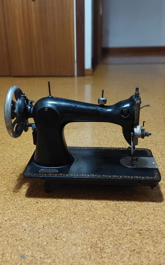 Maquina de coser WERTHEIM