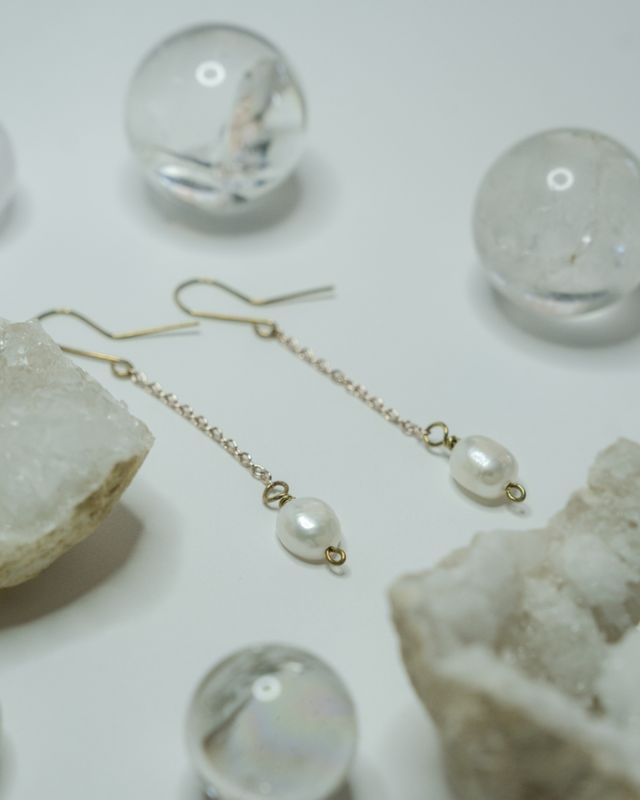 Orecchini pendenti con perle