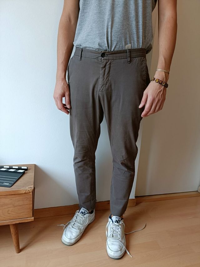 Pantalón chino color gris