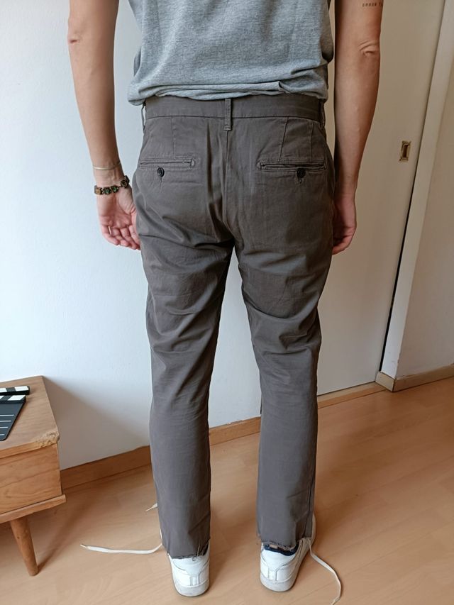Pantalón chino color gris
