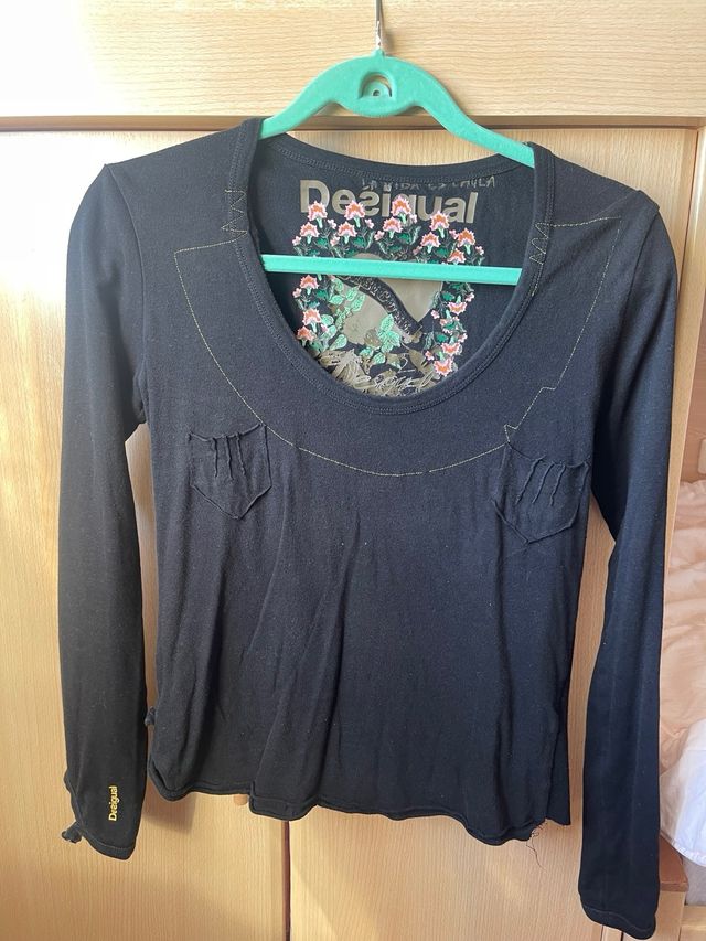 Camiseta Desigual negra mujer.
