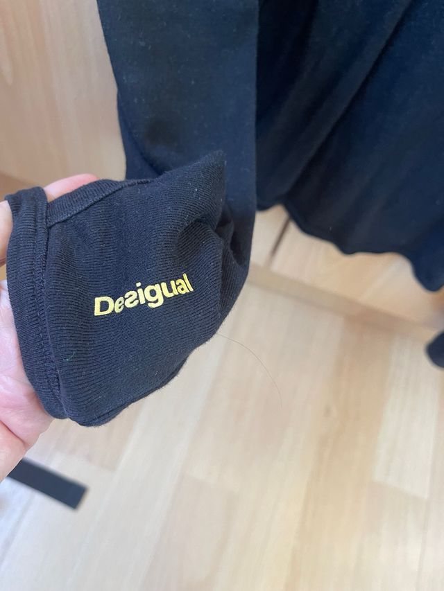 Camiseta Desigual negra mujer.