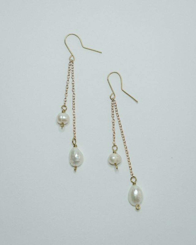 Orecchini con doppio pendente di perle