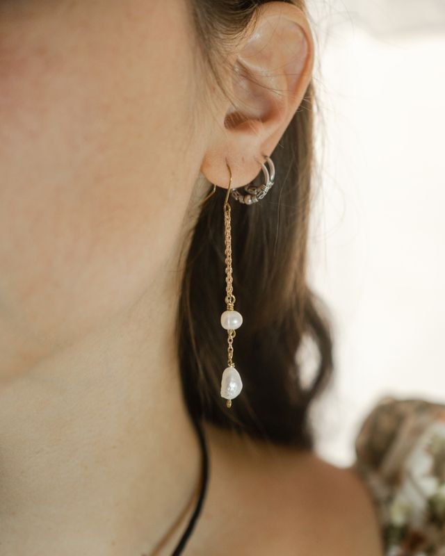 Orecchini con doppio pendente di perle