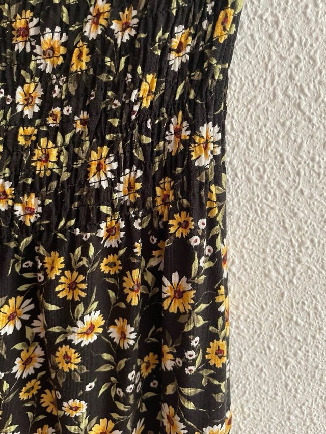 Vestido de margaritas con escote bardot