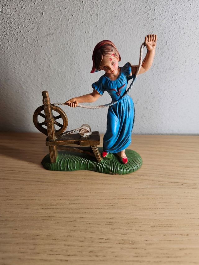 Statuetta presepe anni 80 - Filatrice 