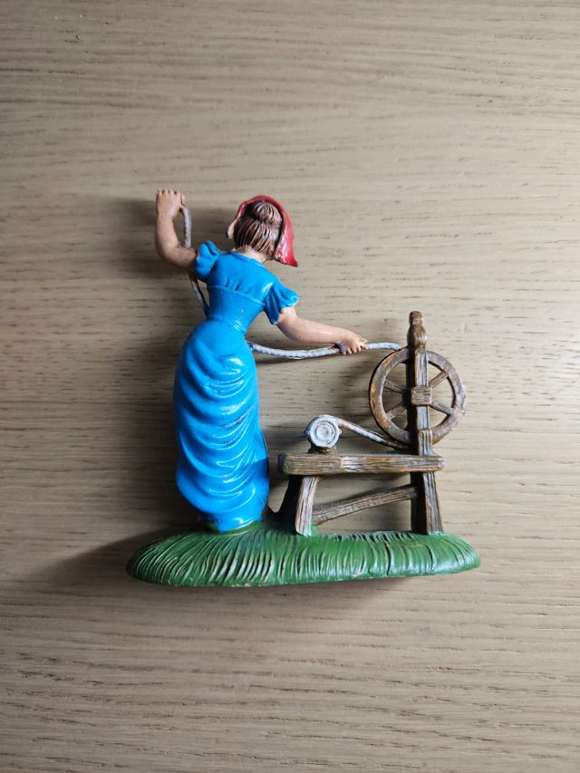 Statuetta presepe anni 80 - Filatrice 