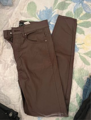 pantalones cuero marrones