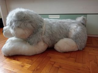 Bonito perro de peluche grande