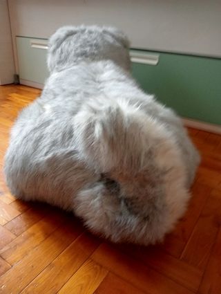 Bonito perro de peluche grande