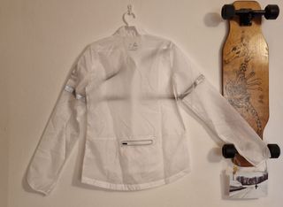 Chaqueta cortavientos ligera de mujer