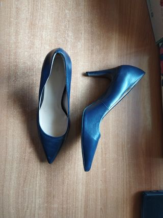 Tacón azul marino.
