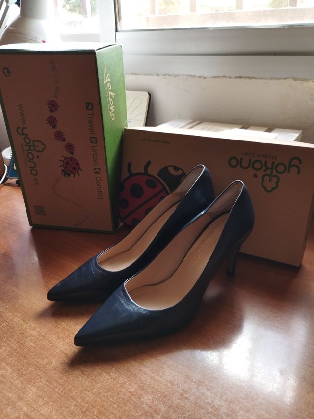 Tacón azul marino.