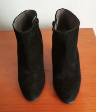 Botines negros.