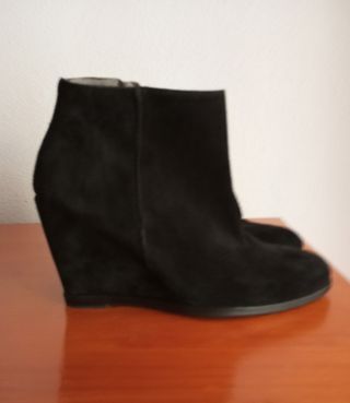 Botines negros.