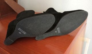Botines negros.