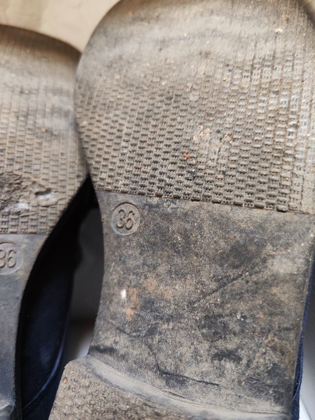 Zapatos de mujer ante azul marino