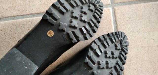 Scarpe nere con cinturino n. 35.