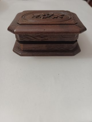 Caja pequeña de madera decorada vintage