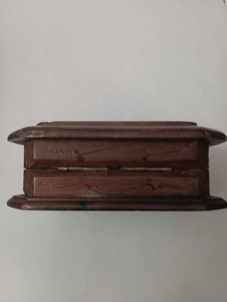 Caja pequeña de madera decorada vintage