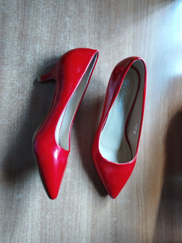 Tacones rojos de charol.