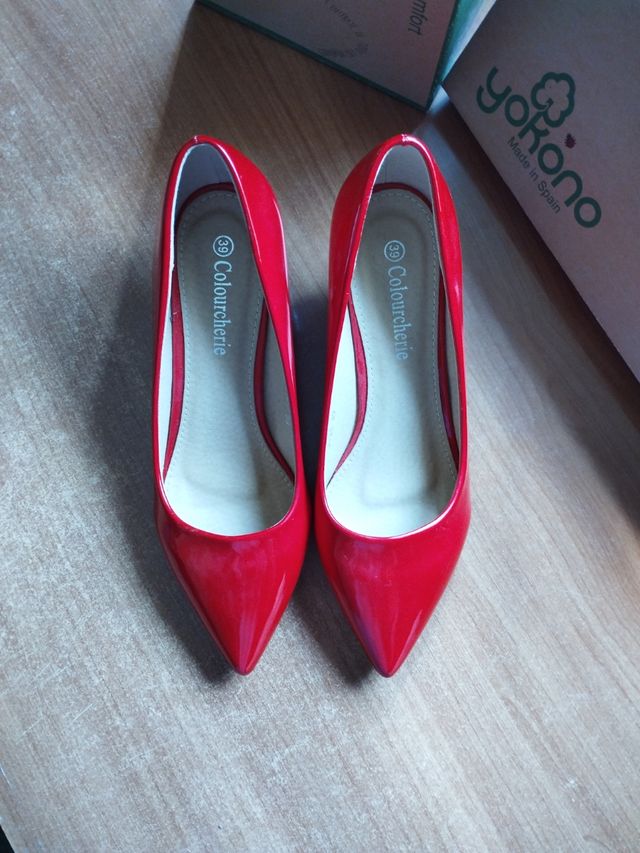 Tacones rojos de charol.