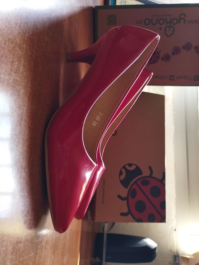 Tacones rojos de charol.