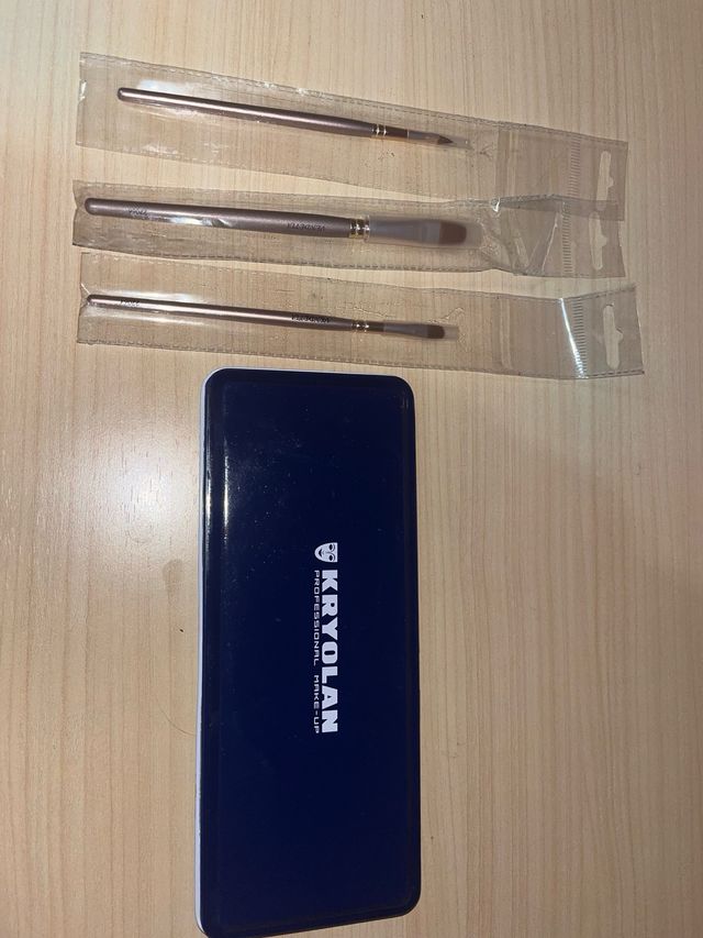 Paleta supracolor y pinceles maquillaje graso