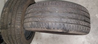 Se vende dos neumáticos en buen estado