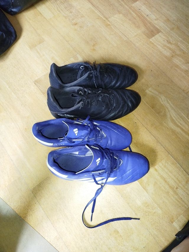 Dos pares de botas de fútbol talla 43