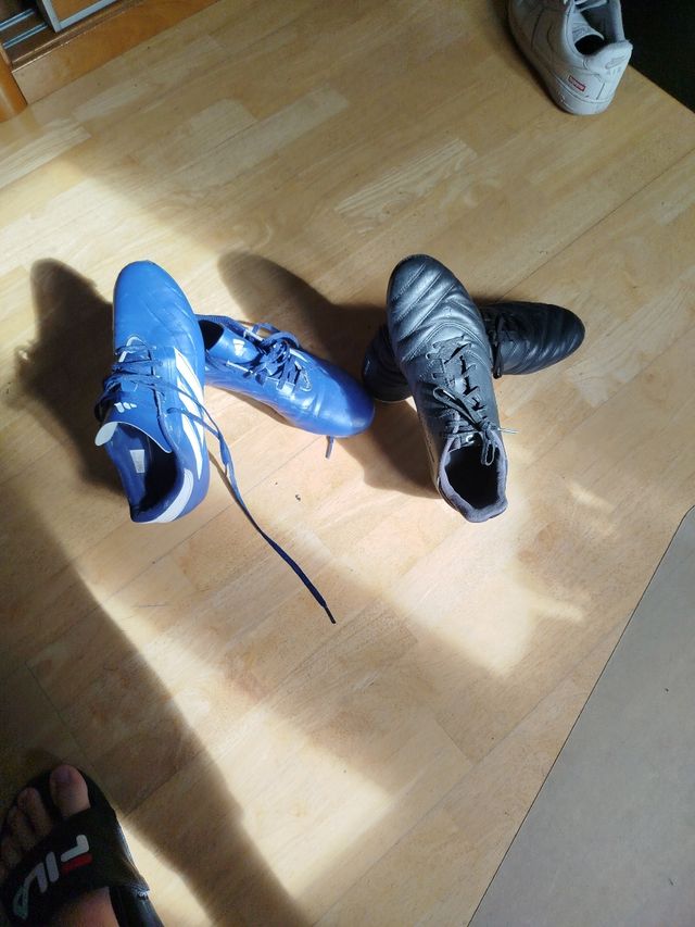 Dos pares de botas de fútbol talla 43