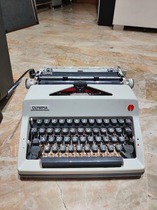 Macchina da scrivere Olympia 