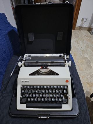 Macchina da scrivere Olympia 