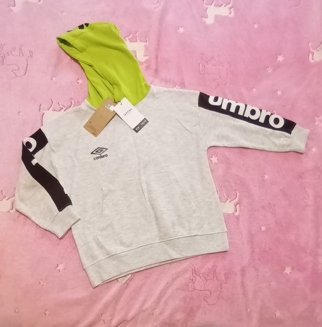 Sudadera Umbro talla 4 a 5 años. Nueva