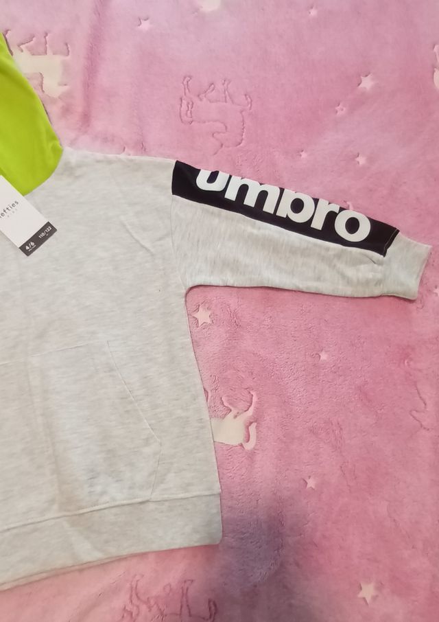 Sudadera Umbro talla 4 a 5 años. Nueva