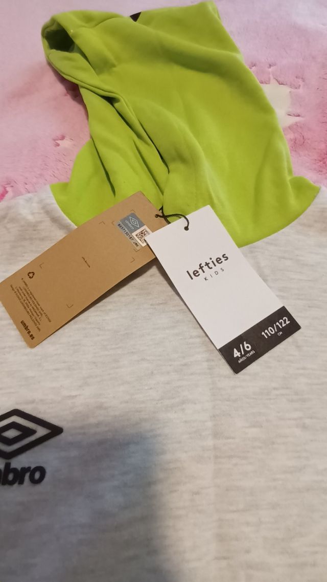 Sudadera Umbro talla 4 a 5 años. Nueva