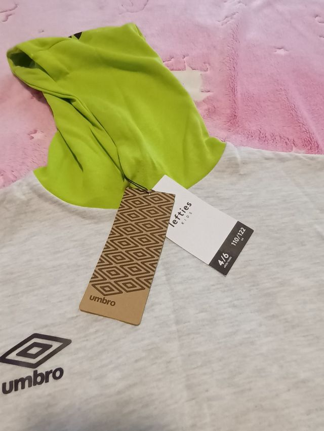 Sudadera Umbro talla 4 a 5 años. Nueva