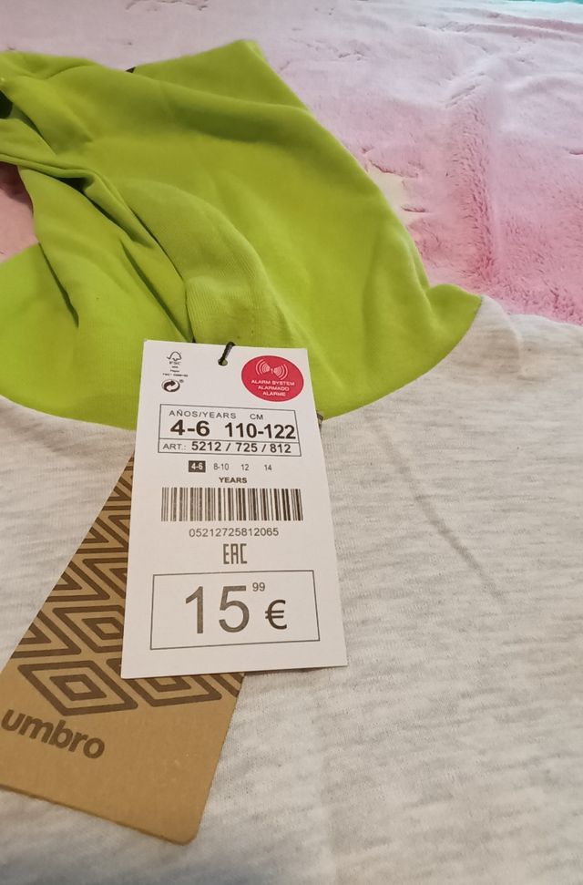 Sudadera Umbro talla 4 a 5 años. Nueva