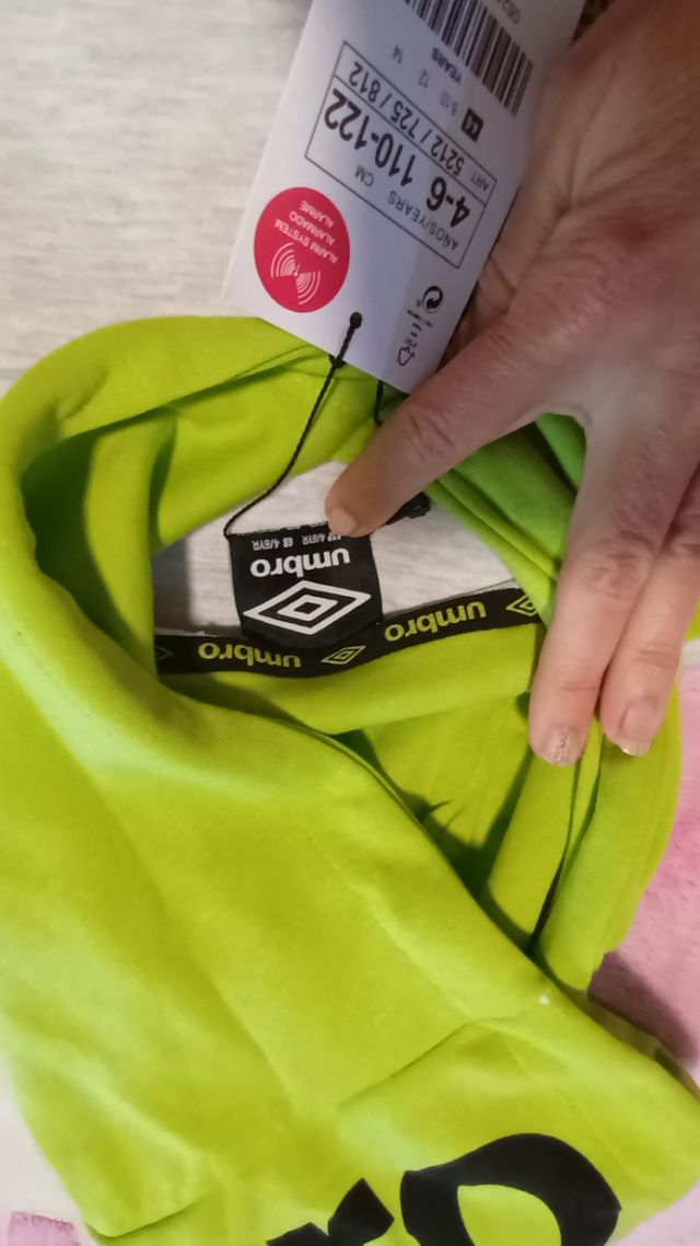 Sudadera Umbro talla 4 a 5 años. Nueva