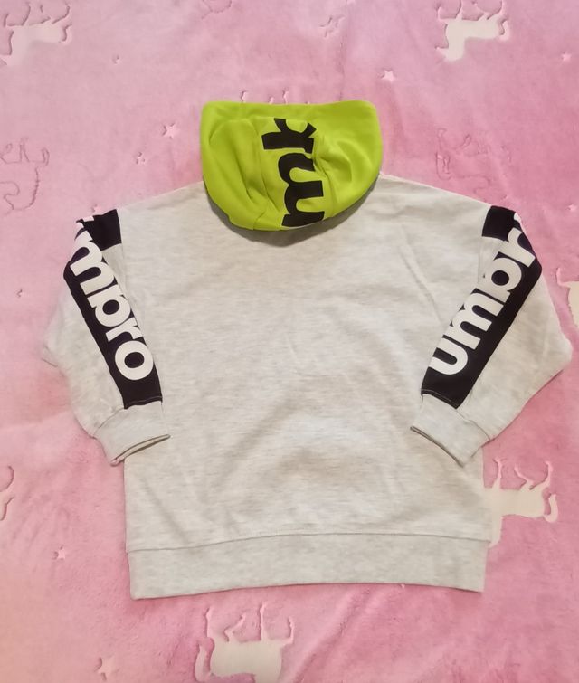 Sudadera Umbro talla 4 a 5 años. Nueva
