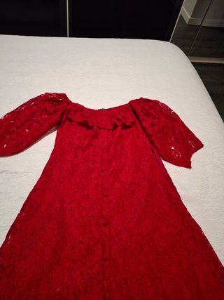 Vestido ceremonia rojo de encajes.