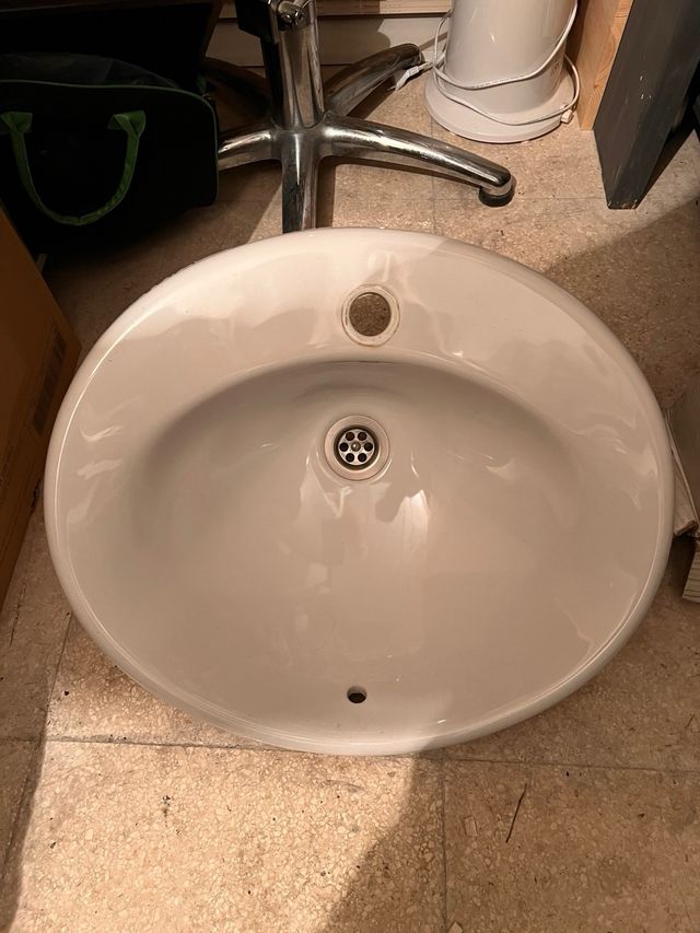Lavabo marca Roca con grifo 