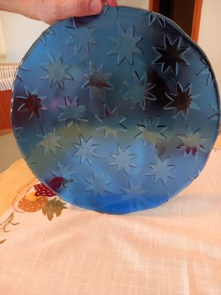 Piatto di natale blu in vetro con stelle