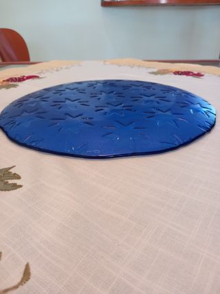 Piatto di natale blu in vetro con stelle