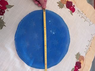 Piatto di natale blu in vetro con stelle